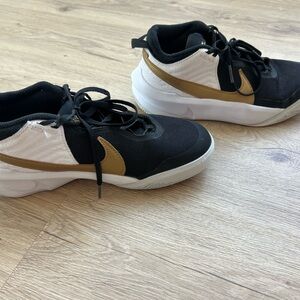 Nike Team Hustle D10 Older Kids Basketball Shoes; Style: CW6735-002